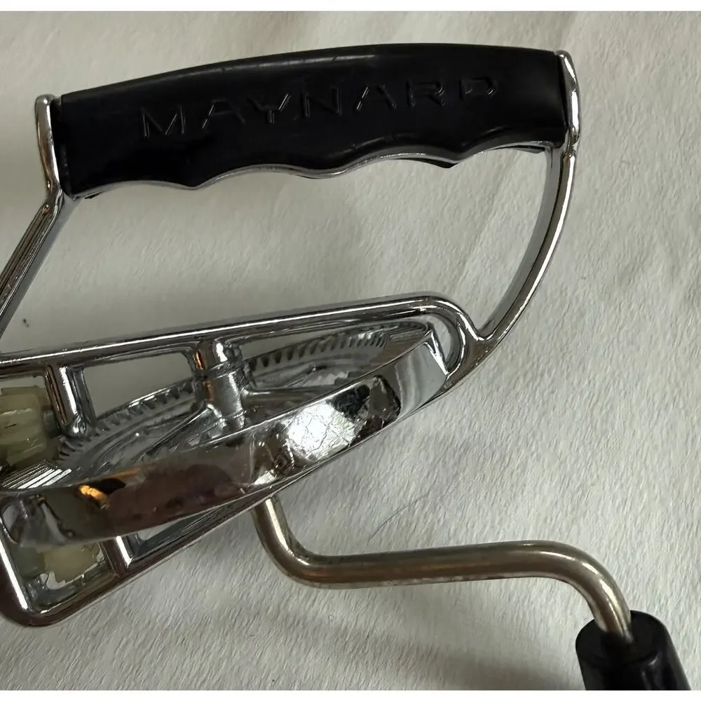 Vintage Hand Mixer Egg Beater Kitchen Whisk Bakelite - Maynard Type Black